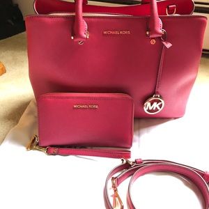 SOLD!! NEW PRICE!!🍁MICHAEL Michael Kors Savanna Satchel. Great Fall bag!🍁🍂